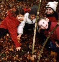 lachende Kinder im Herbstwald