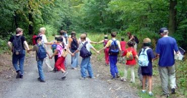 Kinder im Wald