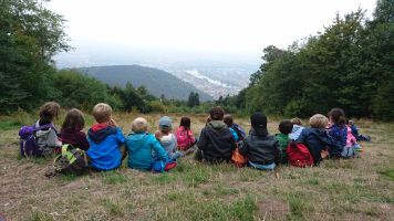 Aussicht auf dem Königsstuhl in Heidelberg Kinder auf dem Königsstuhl